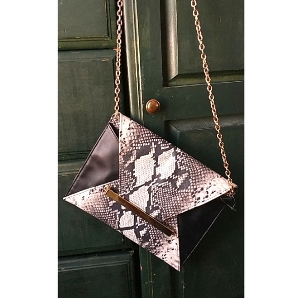 Snake Print Crossbody/Clutch With Gold Hardware. - Picture 6 of 7